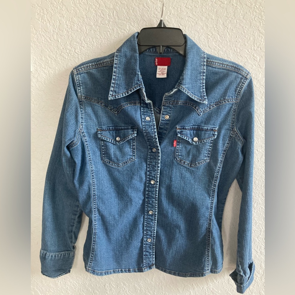 Levi Womens button down shirt/jacket.